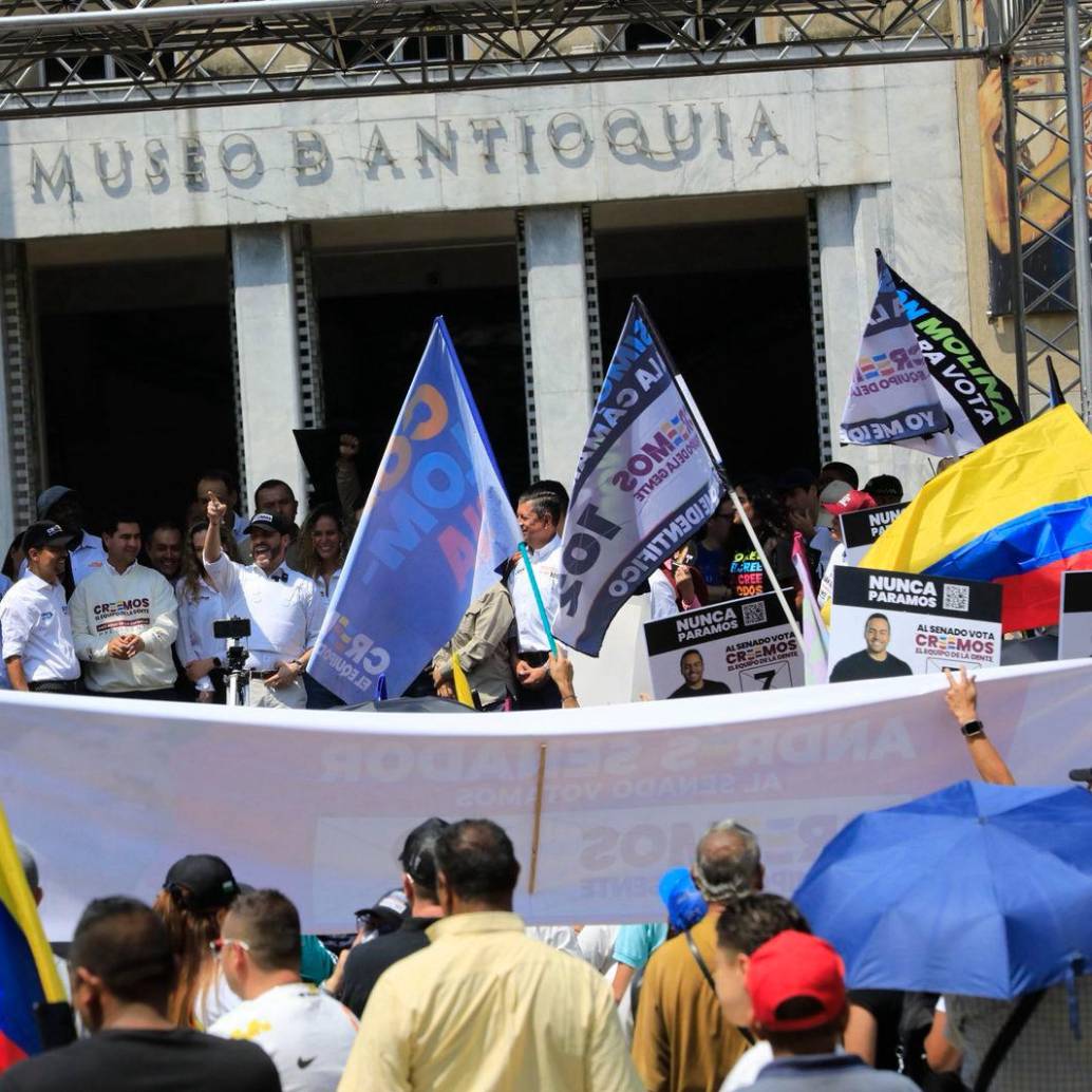 El candidato presidencial Abelardo de la Espriella durante el mitin en la Plaza Botero. FOTO Camilo Suárez