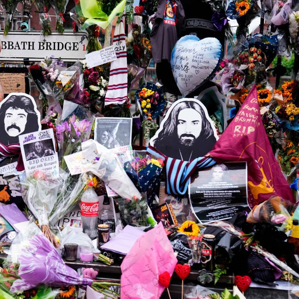 El cortejo fúnebre de Ozzy Osbourne recorrió las calles de Birmingham acompañado por miles de fanáticos con camisetas y banderas del Príncipe de las Tinieblas. FOTO Getty