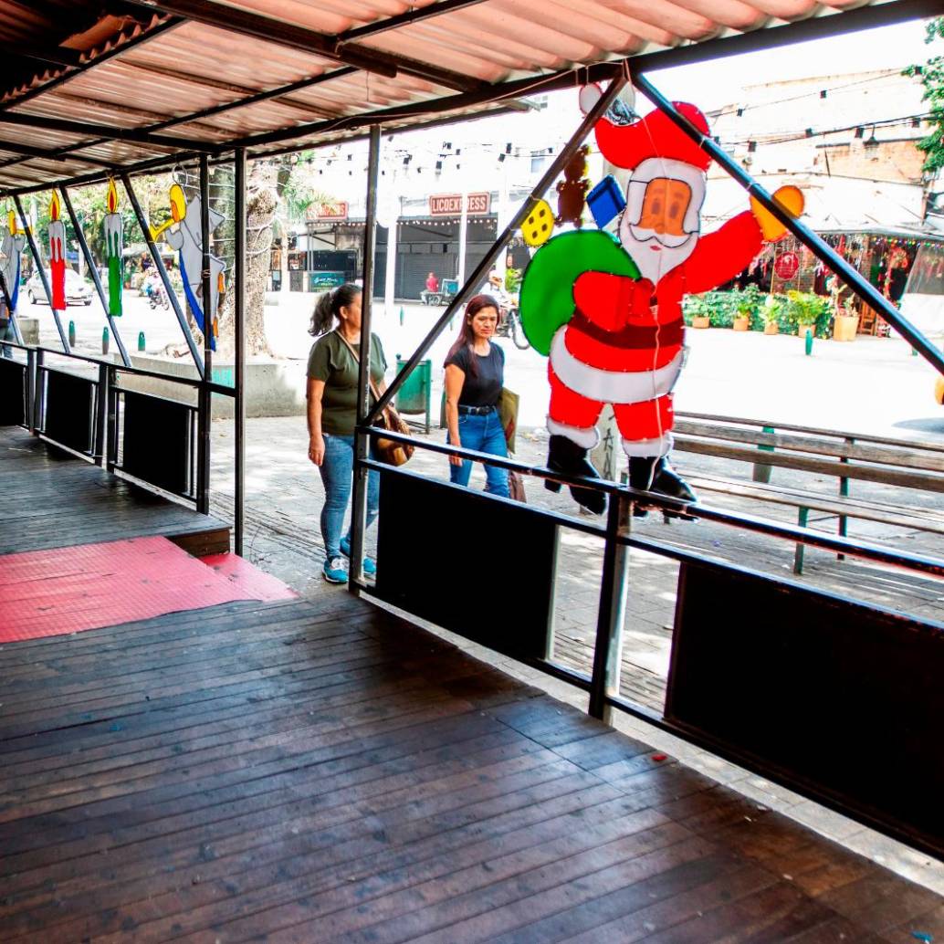 Estas plataformas se volvieron usuales entre los establecimientos de la 70. Asobares dice que la mayoría de los establecimientos cumplen y pagan por el aprovechamiento del espacio público, pero la alcaldía anunció hace días sanciones tras un primer llamado pedagógico. FOTO: JULIO HERRERA