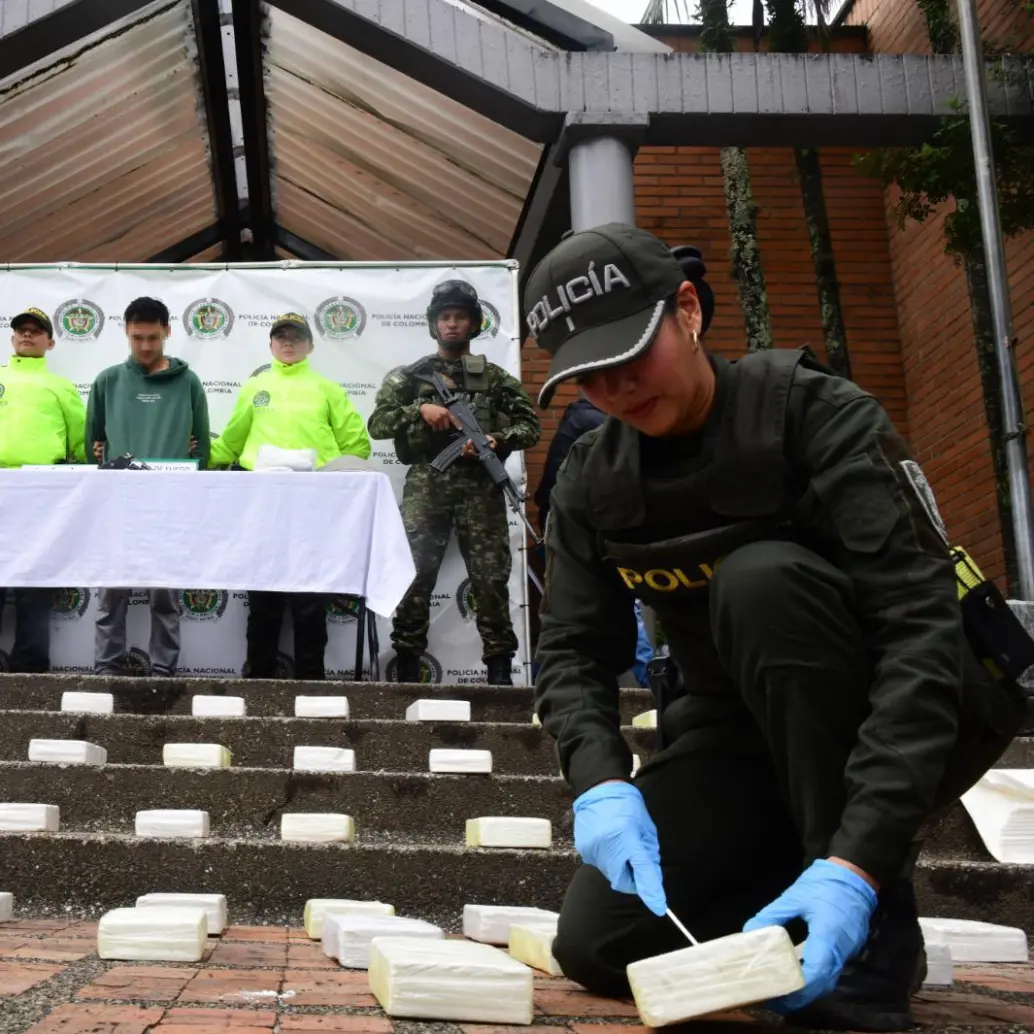 Parte del material incautado y el detenido durante la operación. FOTO: Cortesía