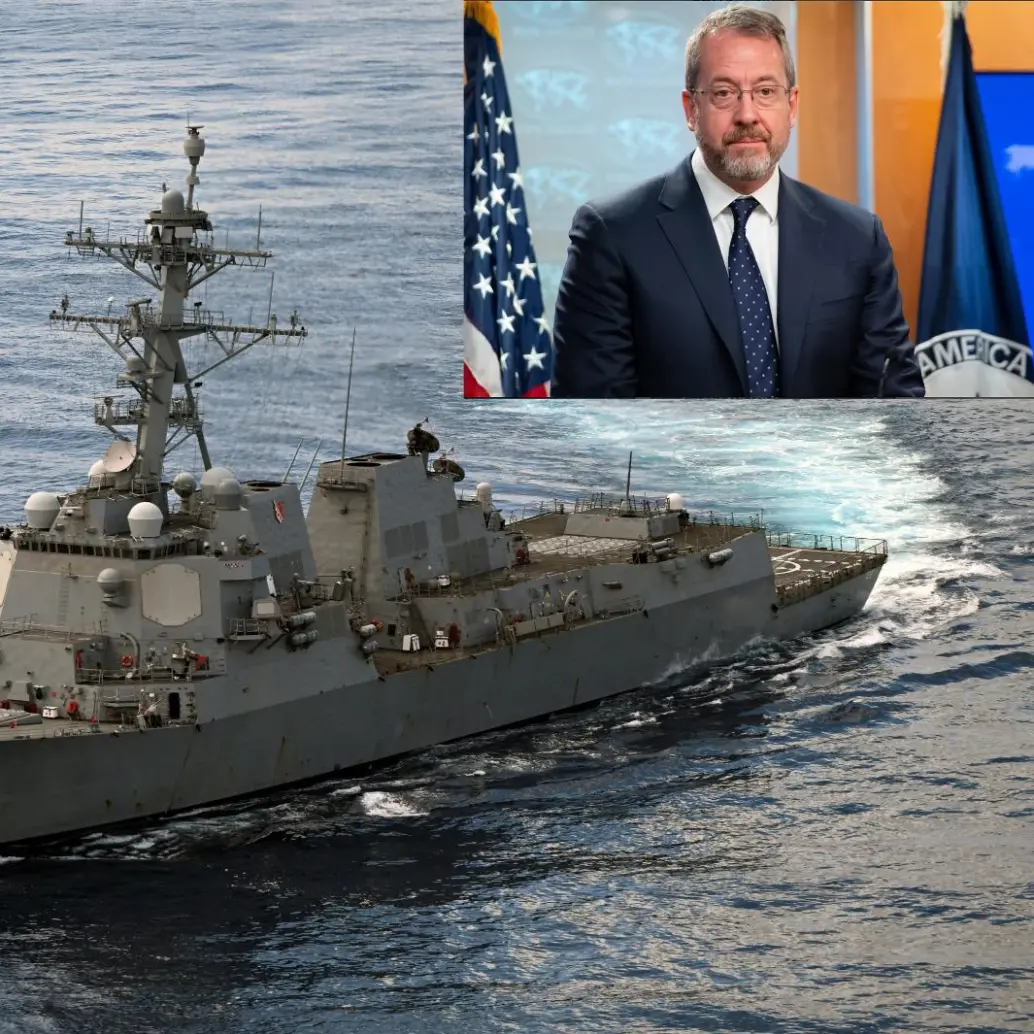 El destructor de misiles guiados USS Sampson, y el exembajador de Estados Unidos en Venezuela, James Story. FOTOS: AFP