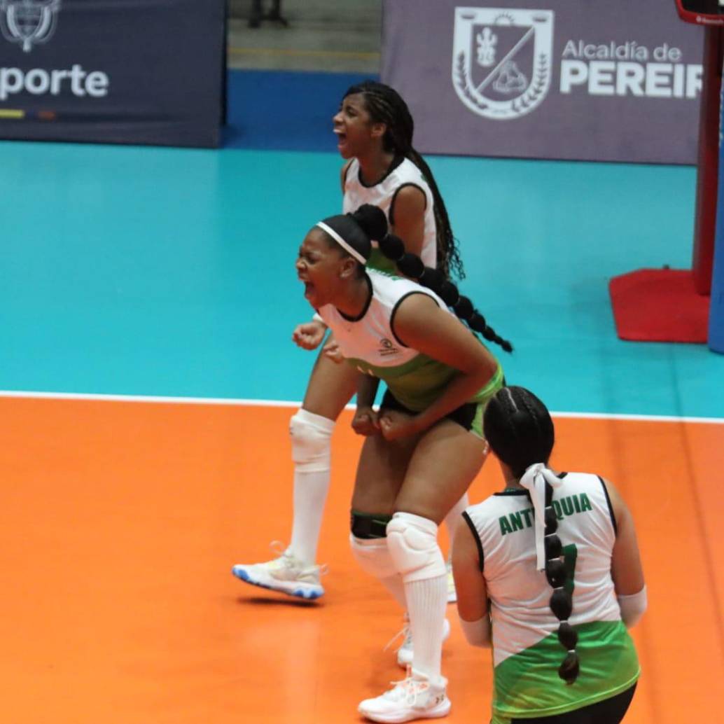 Jahana Longas, en el medio, es considerada una de las deportistas más destacadas en Urabá gracias a su trayectoria. Imagen: suministrada. 