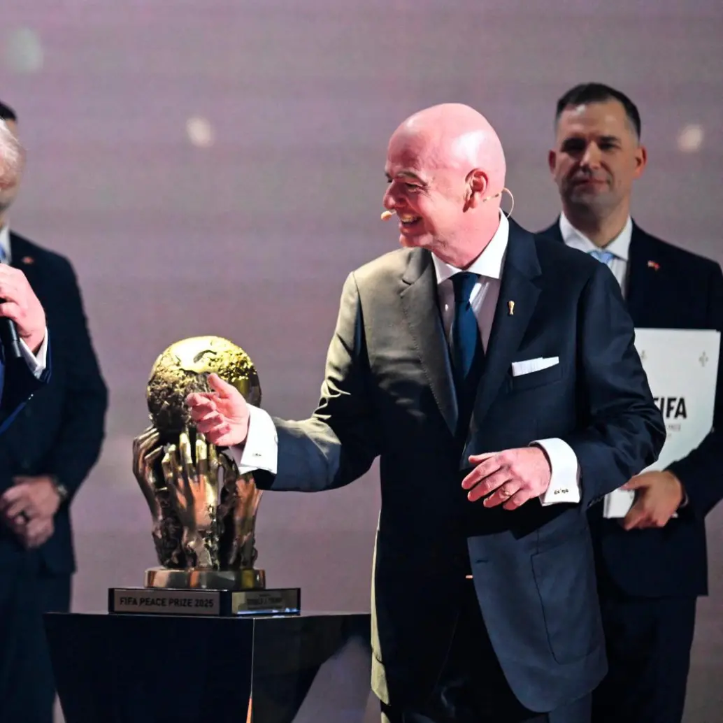 El presidente de Estados Unidos, Donald Trump, recibió la medalla de ganador del Premio de Paz el Fútbol Une al Mundo otorgado por la Fifa. Foto: AFP