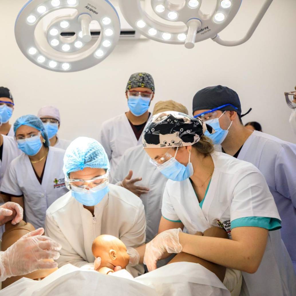 Estudiantes de la Escuela de Ciencias de la Salud de la UPB entrenan en la nueva Clínica de Simulación, en el campus de la universidad, un espacio de alta fidelidad que replica escenarios hospitalarios reales. FOTO Camilo Suárez