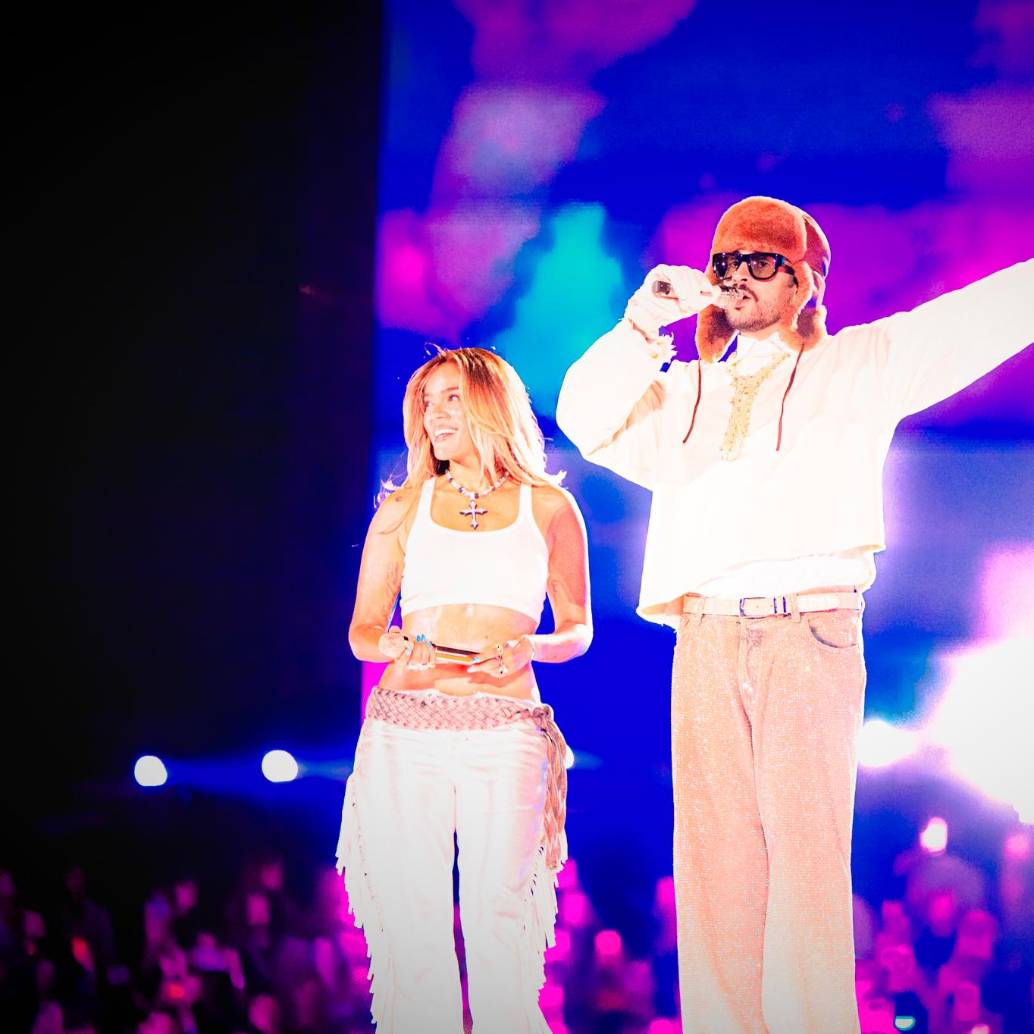 Karol G se presentó el pasado fin de semana con Bad Bunny en Medellín como invitada del conejo malo para su última noche en la ciudad. FOTO Cortesía @crisdying_ph