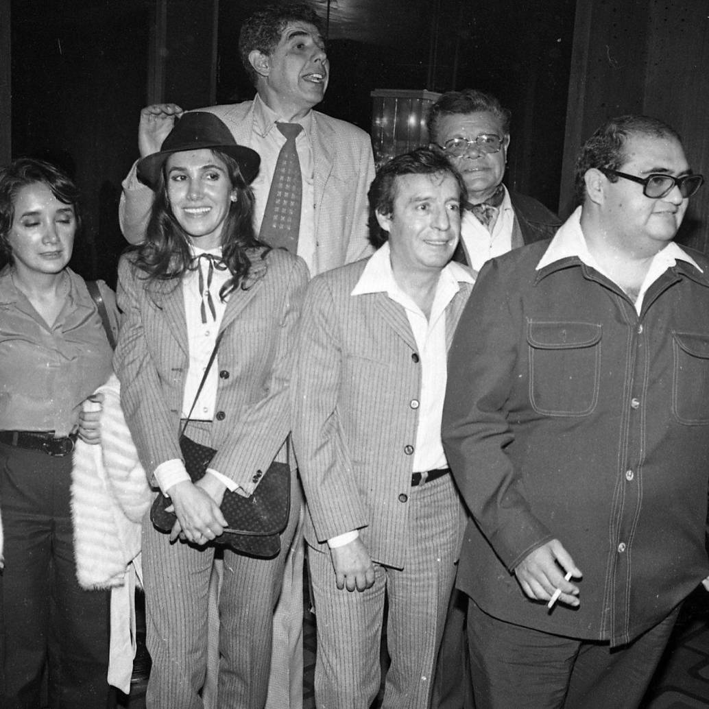 Roberto Gómez Bolaños (en el centro) más conocido como Chespirito, junto a su elenco en la Caminata de la Solidaridad en Colombia, en 1981. Foto Archivo Colprensa.