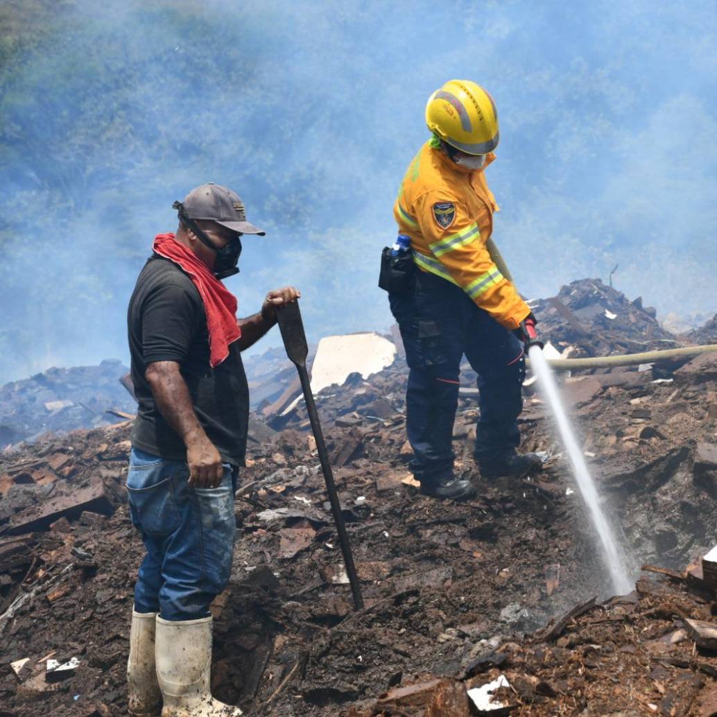Rescatistas de Bello realizando labores de enfriamiento sobre la montaña de material inflamable. FOTO: Cortesía.