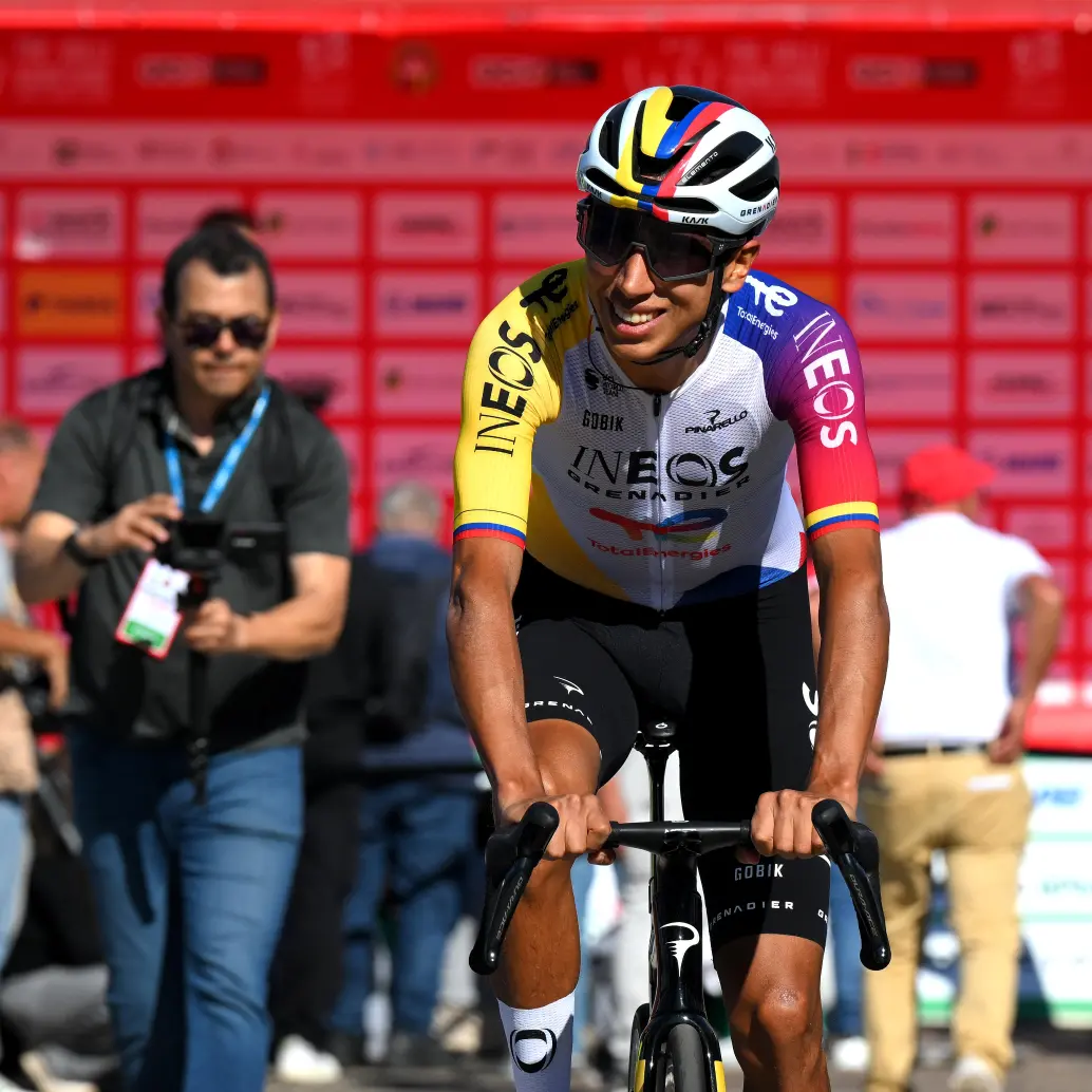 Egan Bernal resolvió su apuro con el pasaporte y podrá viajar a Europa para estar en una de las tres grandes vueltas vistiendo los colores como campeón nacional de Colombia. Foto: Getty Images