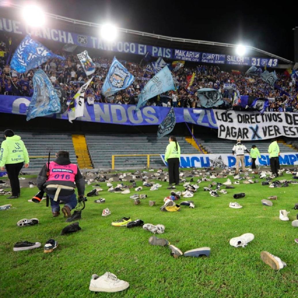 Así lucía la grama de El Campín tras la lluvia de tenis en señal de protestas por parte de los hinchas. FOTO: @chirilatino
