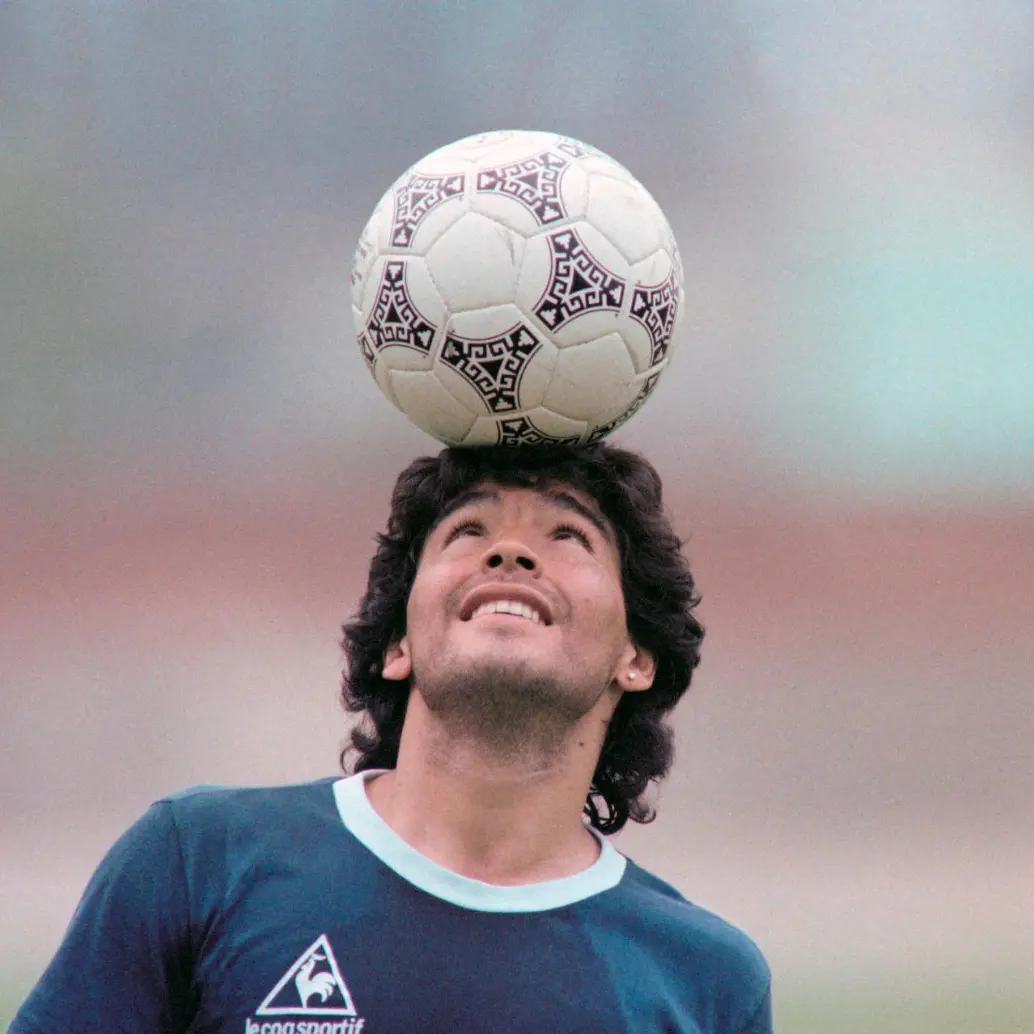 Diego Armando Maradona con el balón Azteca, el que se usó en México 86. FOTO AFP