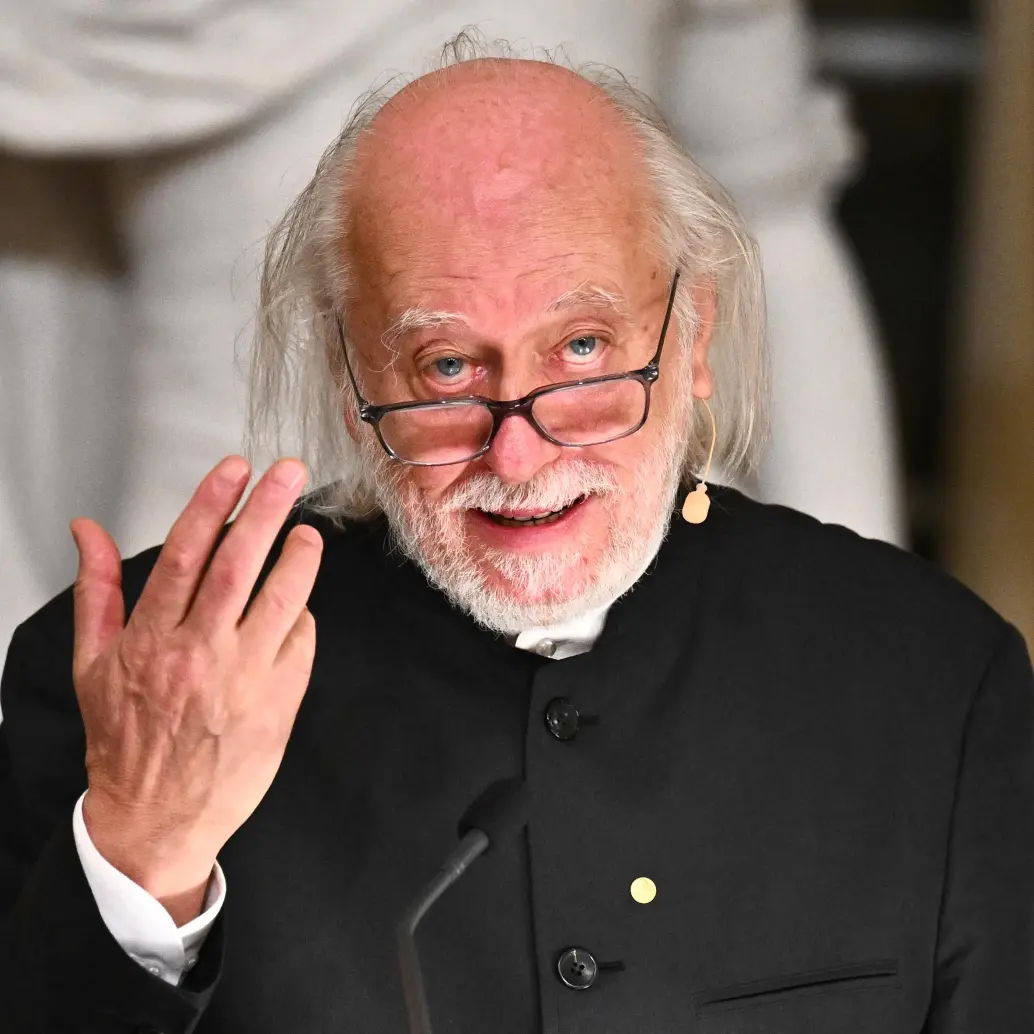 Lászlo Krasznahorkai durante su discurso en Estocolmo, donde advirtió sobre los “ángeles sin alas” de la era tecnológica. FOTO AFP