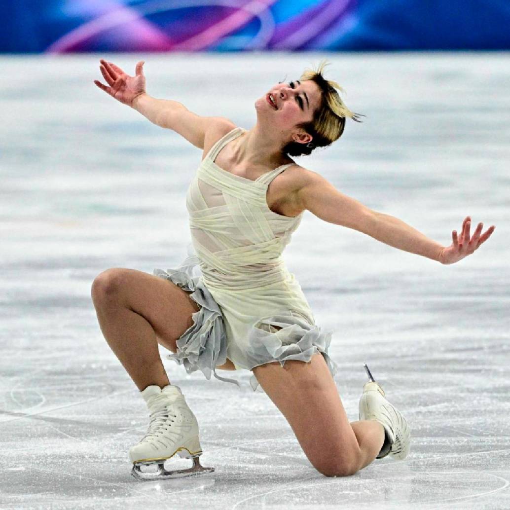 Alysa Liu, de 20 años, retornó a la alta competencia para imponer su calidad en el patinaje artístico sobre hielo. FOTO AFP
