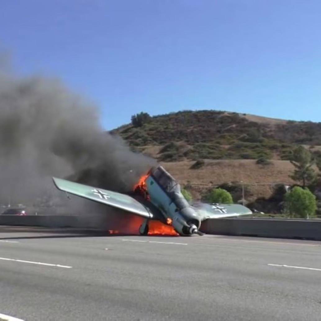 La avioneta se estrelló sobre la calzada, dejando a sus dos tripulante fallecidos y a varios conductores heridos producto de las quemaduras. Foto: redes sociales