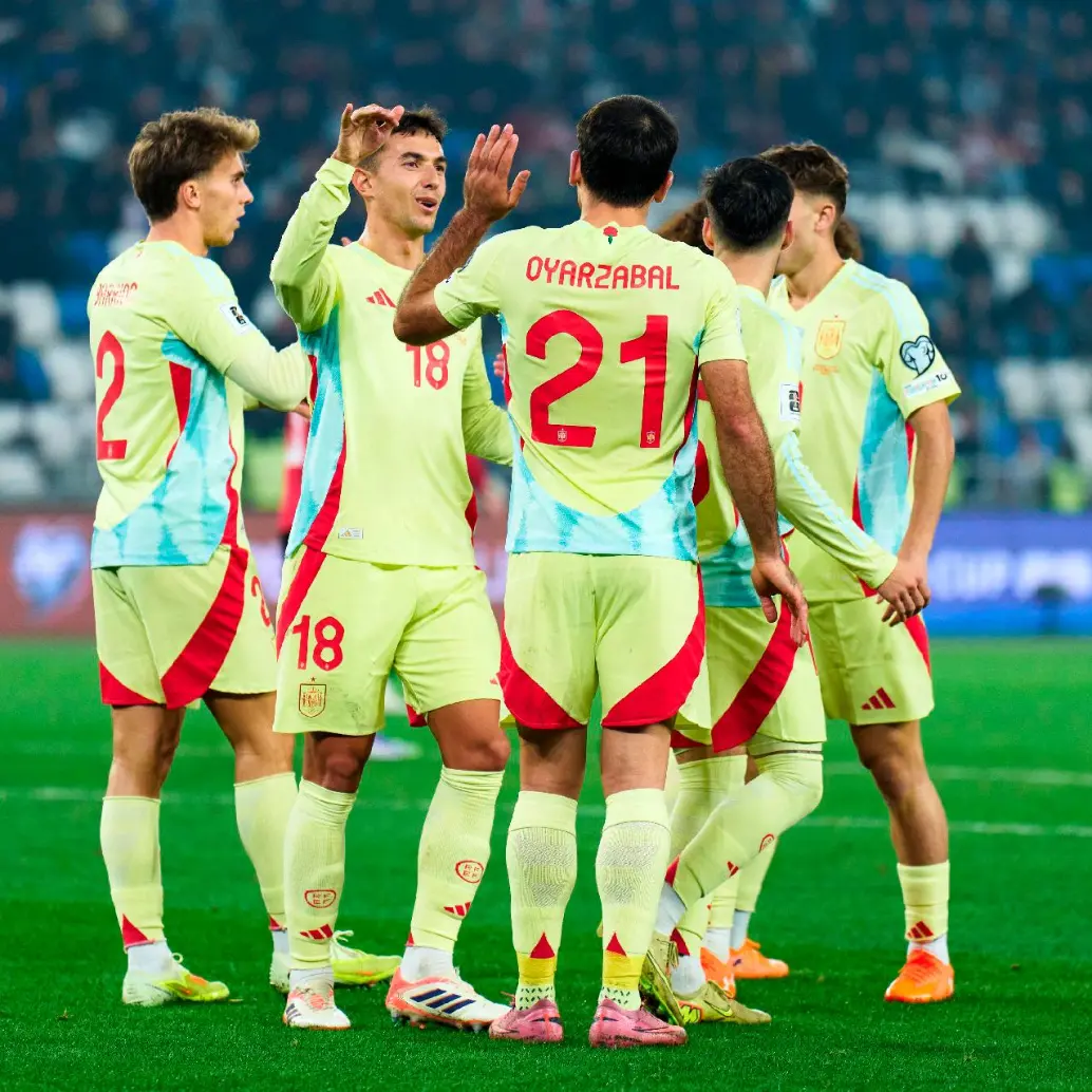 España está a un paso del Mundial. Lidera el Grupo E con 15 puntos, lo sigue Turquía con 12. FOTO @SEFutbol
