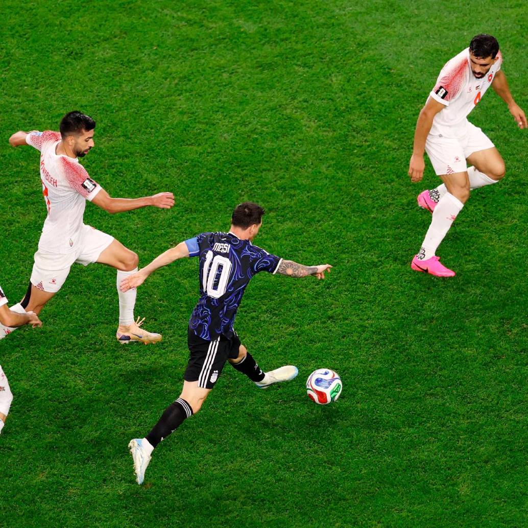 Lionel Messi es el primer jugador en la historia en convertir gol en siete partidos seguidos en la historia del Mundial. FOTO: X-SELECCIÓN ARGENTINA