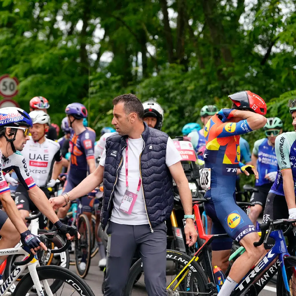 Tras la reanudación, los favoritos al título al Giro, recorrieron el resto del recorrido de este jueves con más calma. FOTO: Tomada de X @giroditalia