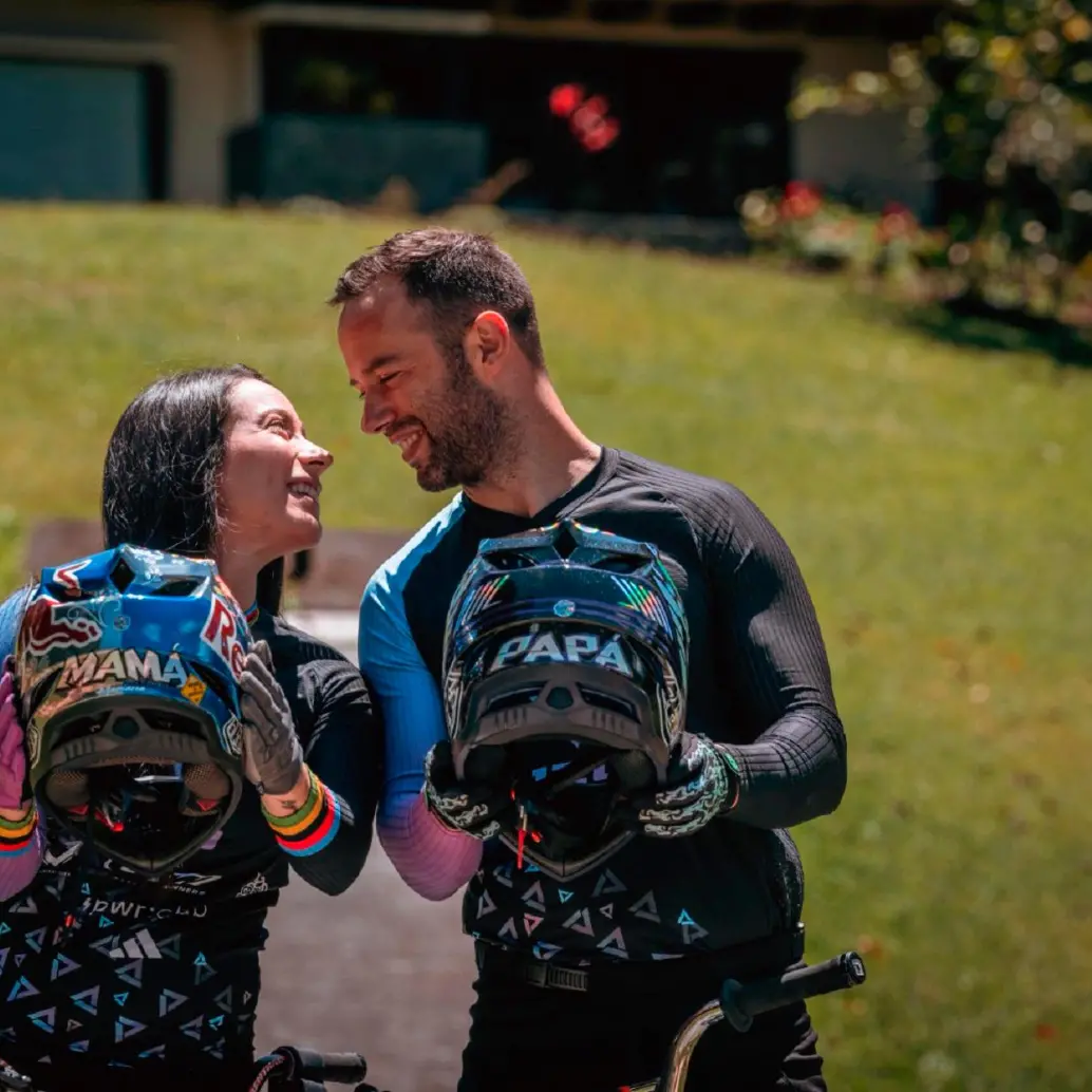 Mariana Pajón y su esposo Vincent Pelluard, también piloto de BMX, el día que hicieron las fotos para dar la noticia del embarazo de la campeona olímpica. FOTO: Cortesía Mariana Pajón