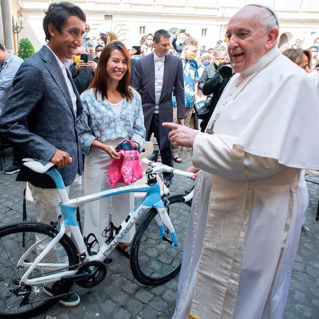 Egan en 2021, cuando ganó el Giro de Italia y le regaló una bicicleta al papa Francisco. FOTO X-INEOS