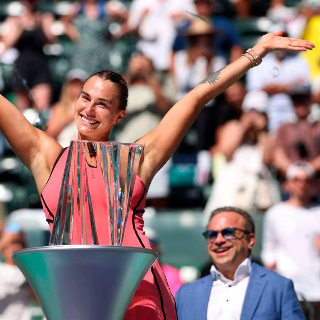 La tenista Aryna Sabalenka acumula 74 semanas como la número uno del mundo, acaba de ganar el título 27 de su carrera en Indian Wells. FOTO GETTY 