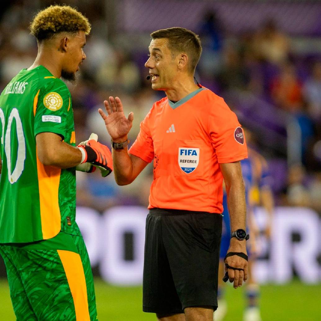 El árbito Clément Turpin le aplicó la norma al portero Ronwen Williams del Mamelodi. FOTO: GETTY