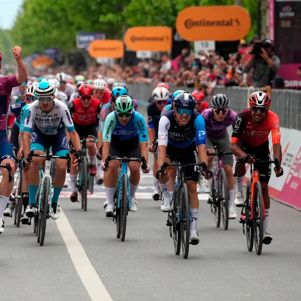 Mads Pedersen ya suma dos triunfos en el Giro. Brandon Rivera (derecha) también muestra nivel en su primera carrera rosa. FOTO X-GIRO DE ITALIA