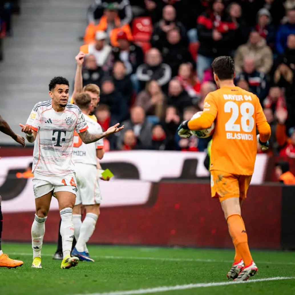 Luis Díaz ya suma dos expulsiones jugando para el Bayern Múnich. Foto @FCBayernFocus