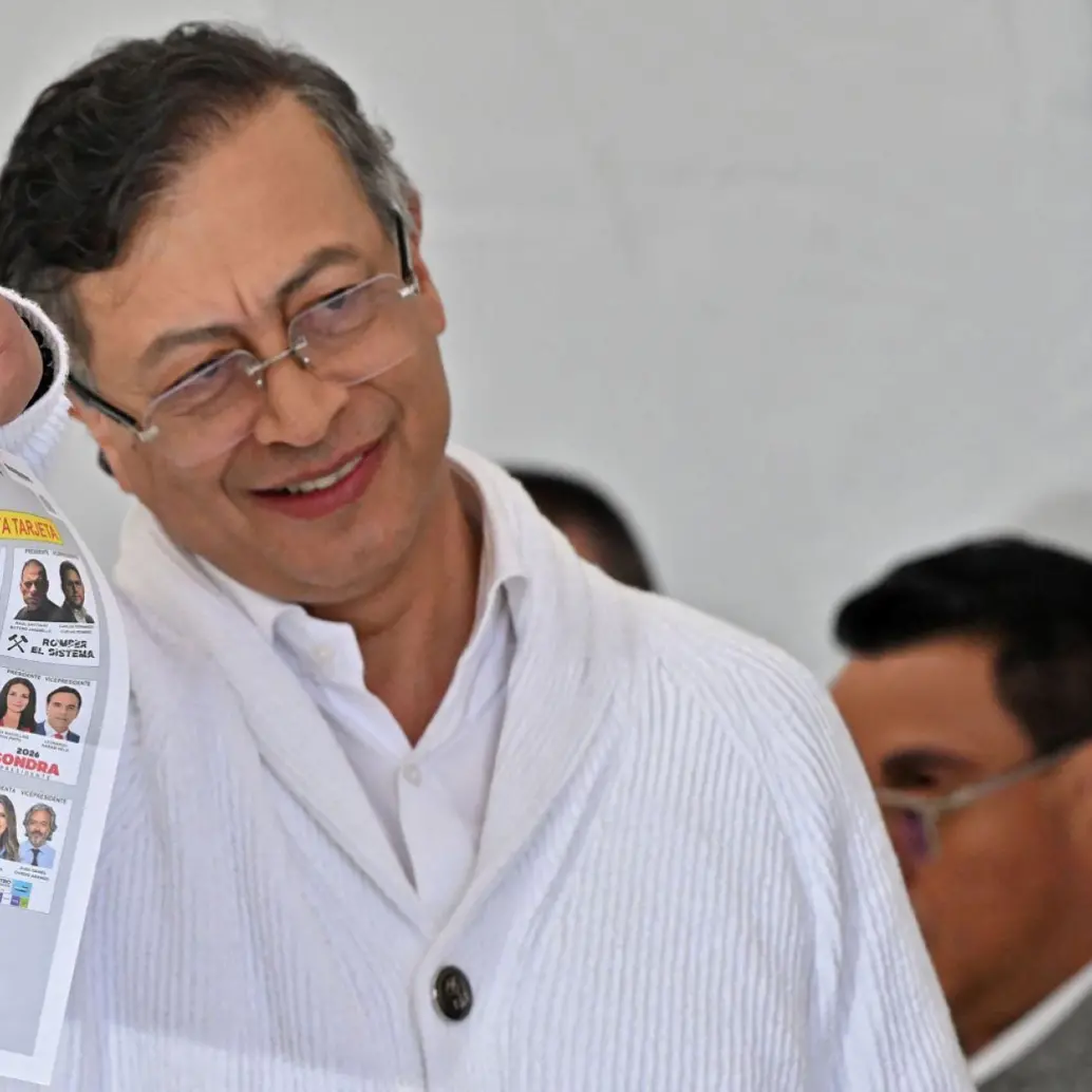 Presidente Gustavo Petro muestra el voto pese a prohibición de la normativa que le impide participar en política a favor de una candidatura. Foto: AFP
