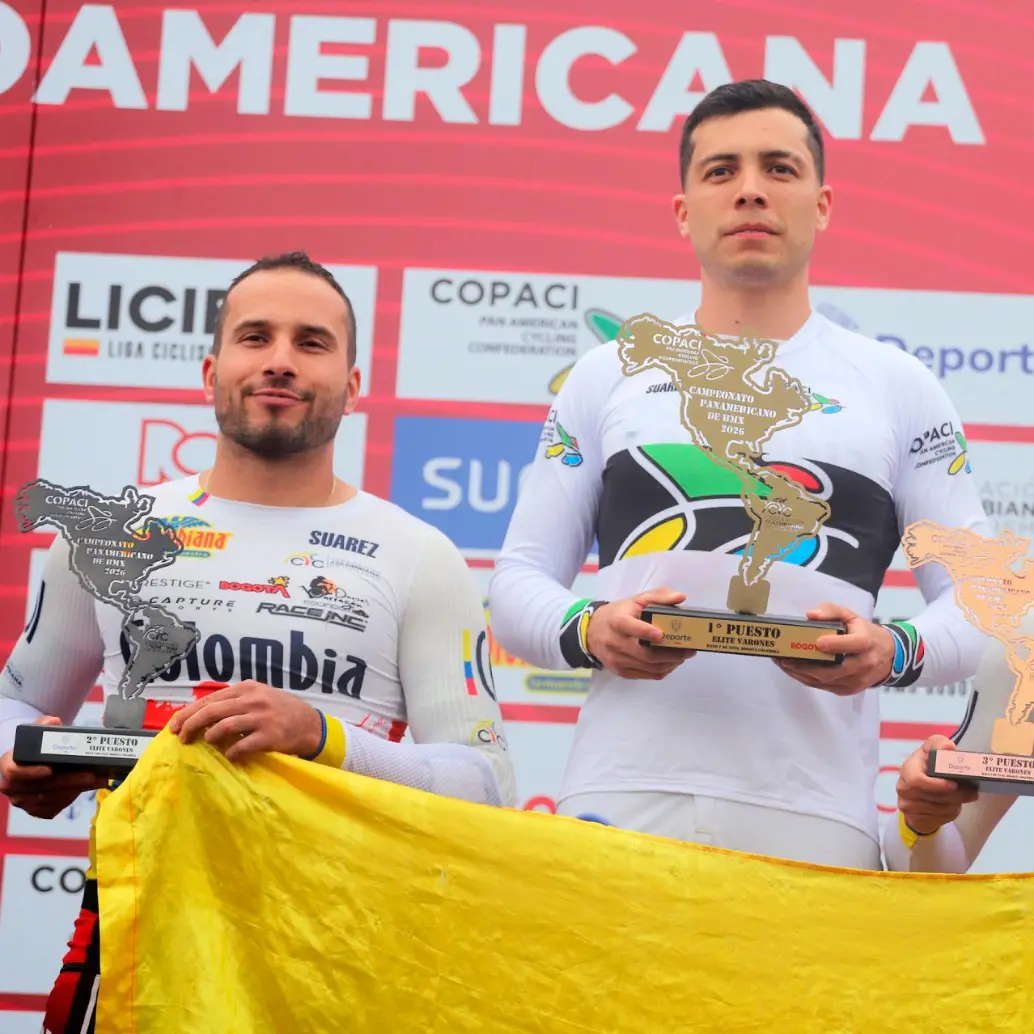 Diego Arboleda (centro) junto a otros dos olímpicos del BMX colombiano, Carlos Ramírez y Mateo Carmona. Foto: Cortesía Fedeciclismo