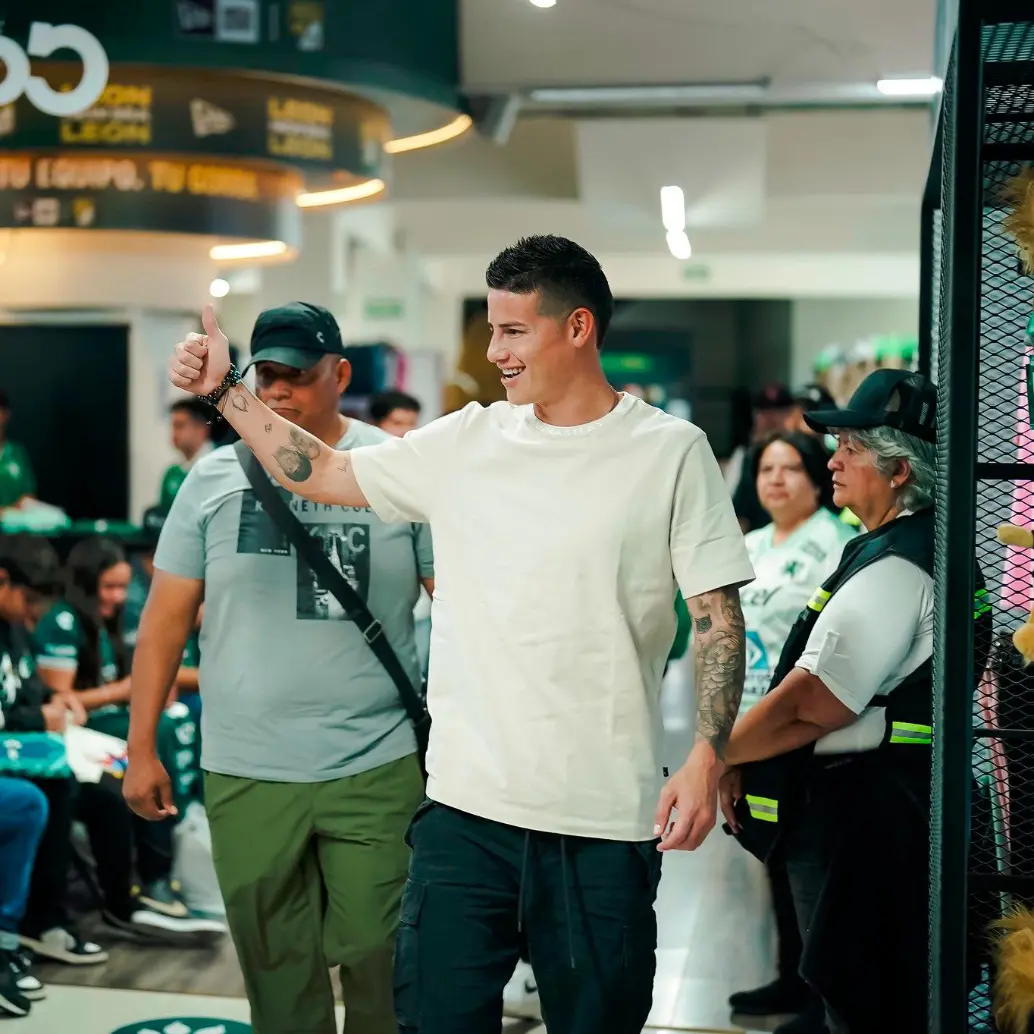 James Rodríguez durante un evento con algunos hinchas de León. FOTO @clubleonfc