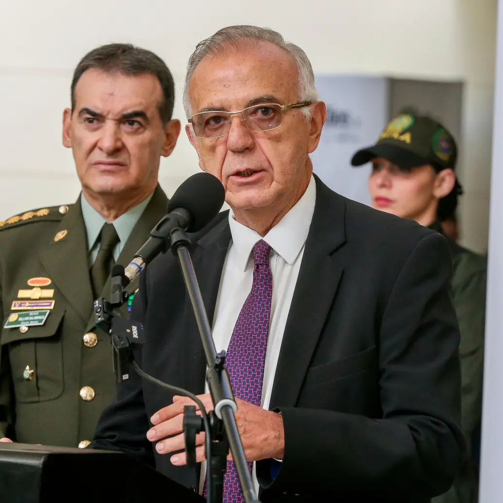 El exdirector de la Policía, William René Salamanca, junto al exministro de Defensa, Iván Velásquez. Abajo: coronel Julie Ruiz, jefa de contrainteligencia. <span class="mln_uppercase_mln">FOTO</span> <b>Colprensa y cortesía</b>