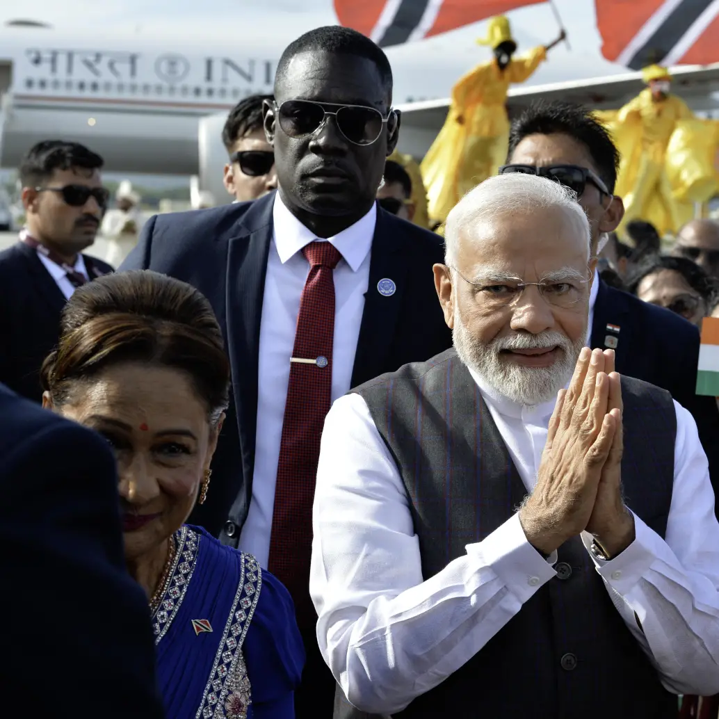 Narendra Modi, primer ministro de la India, saluda a sus seguidores tras su llegada al aeropuerto internacional de Piarco en Puerto España, Trinidad y Tobago.
