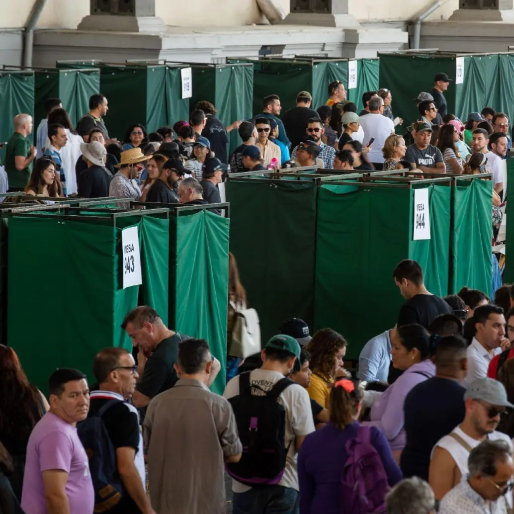 A partir de las 6 de la tarde las urnas se cerraron en Chile y solo quienes permanecen en las filas con intención de sufragar podrán ejercer su derecho al voto. Foto: Getty Images