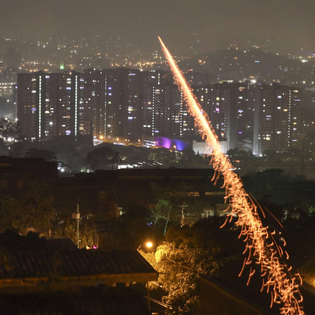 Imagen de referencia del uso de pólvora en Medellín. FOTO: EL COLOMBIANO