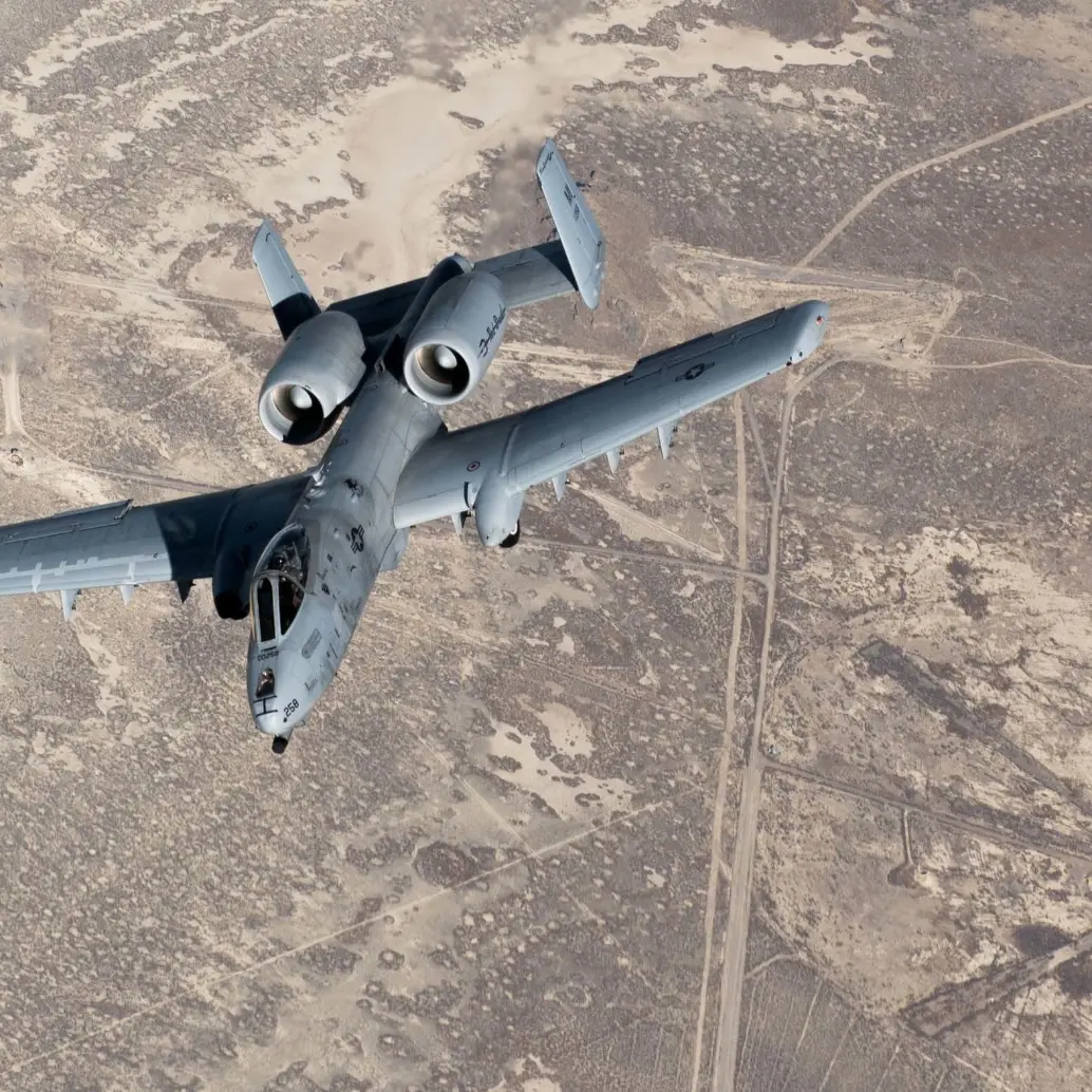 Un A-10 Thunderbolt, también conocido como Warthog, se aleja tras repostar combustible sobre Idaho el 25 de noviembre de 2020. El New York Times informó el 3 de abril de 2026 que un segundo avión estadounidense, un A-10 de ataque a tierra, se había estrellado cerca del estrecho de Ormuz y que el único piloto había sido rescatado sano y salvo. (Foto de la aviadora de primera clase Danielle Charmichael / Fuerza Aérea de EE. UU. / AFP)