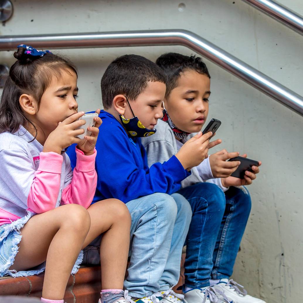 Los expertos están preocupados por la formación de los niños que sostienen conversaciones emocionales con la IA. Foto: EL COLOMBIANO