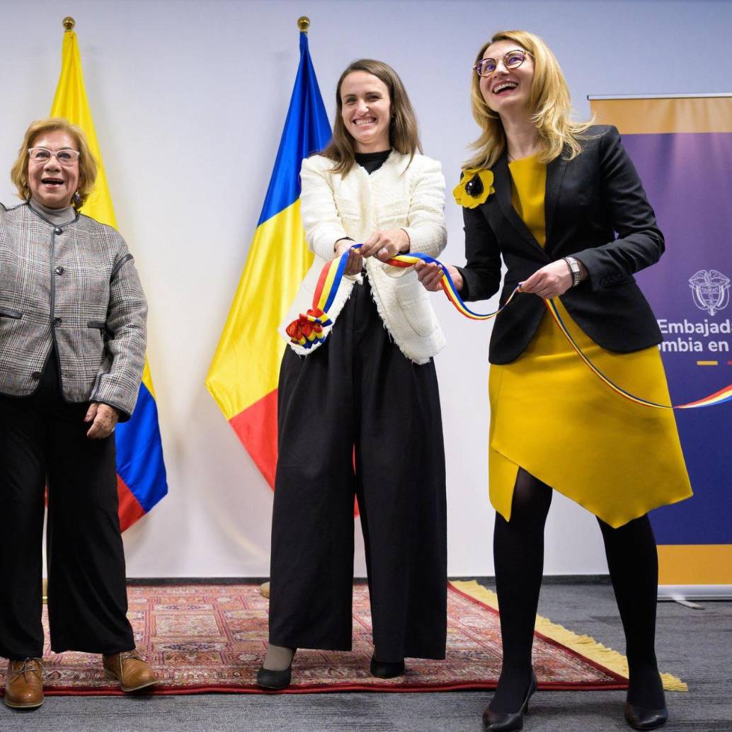 La canciller Rosa Yolanda Villavicencio junto a su homóloga Oana-Silvia Țoiu reabren la embajada de Colombia en Rumania. FOTO: Cancillería
