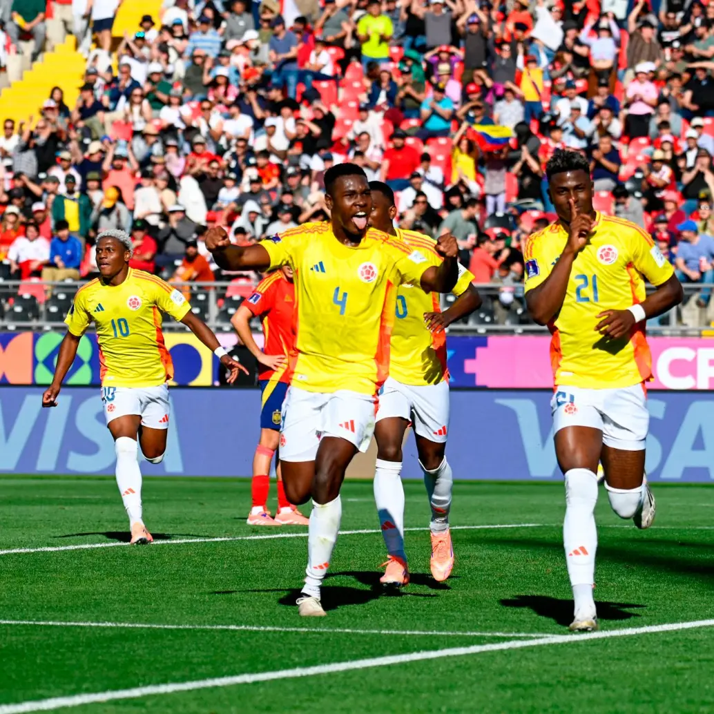 Con el número 21 en su camiseta, Néiser Villarreal festeja uno de sus goles ante España. FOTO CORTESÍA FCF