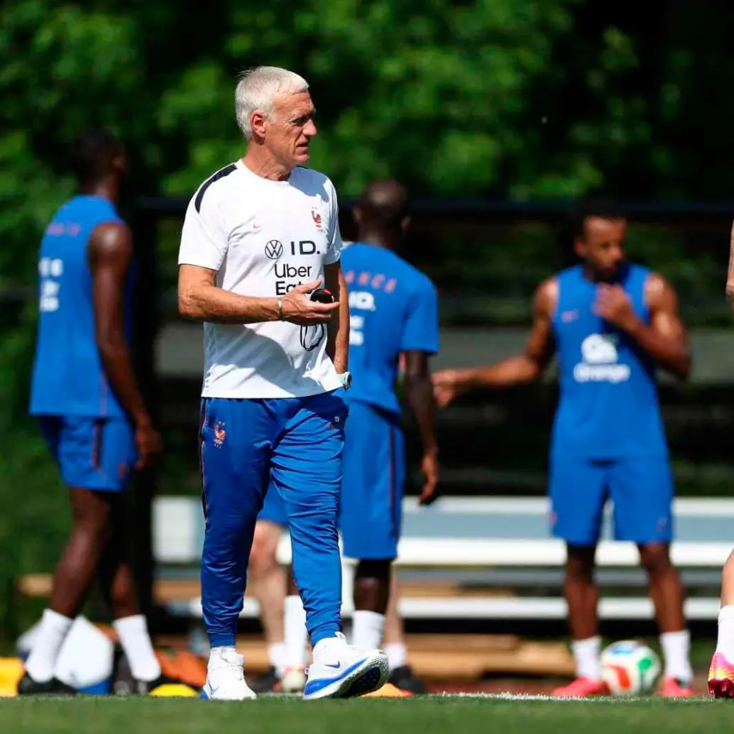 La selección de Francia entrenó en Estados Unidos y contaron con una visita muy especial, cerca de 400 aficionados que acompañaron la jornada de los Blues. FOTO AFP