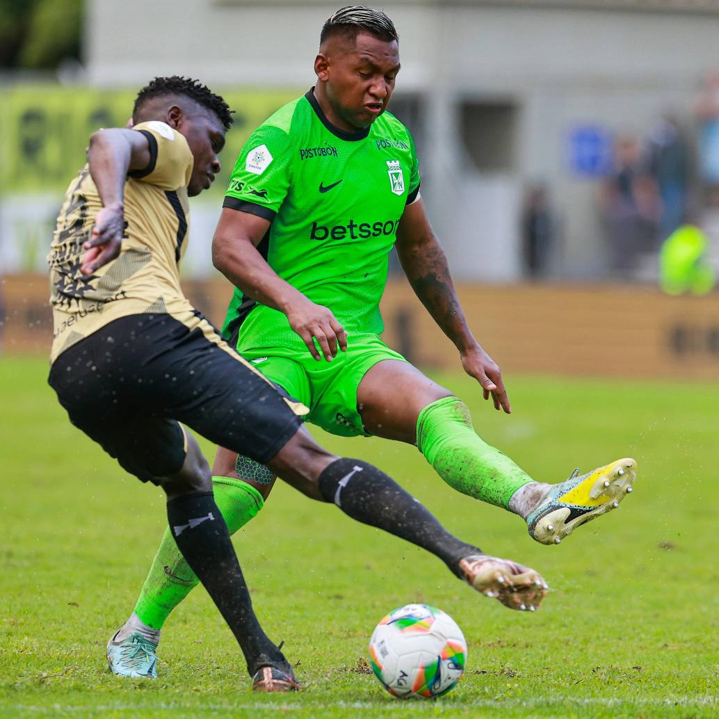 Diego Hernández, de Águilas, y Alfredo Morelos, de Nacional. Foto: Manuel Saldarriaga Quintero.