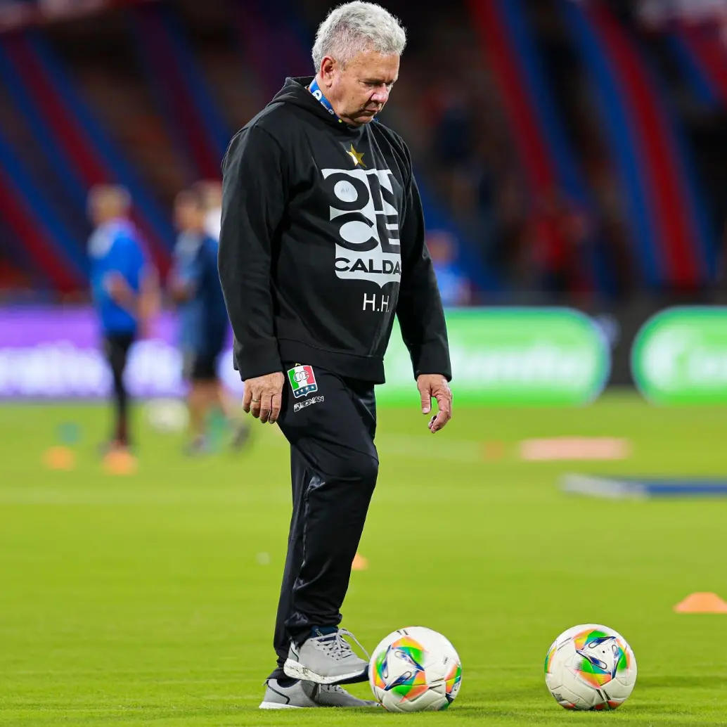 El entrenador antioqueño Hernán Darío Herrera ha tenido un buen rendimiento al frente de Once Caldas. Los de Manizales son el único equipo colombiano que sigue en competencia internacional en 2025. FOTO: MANUEL SALDARRIAGA