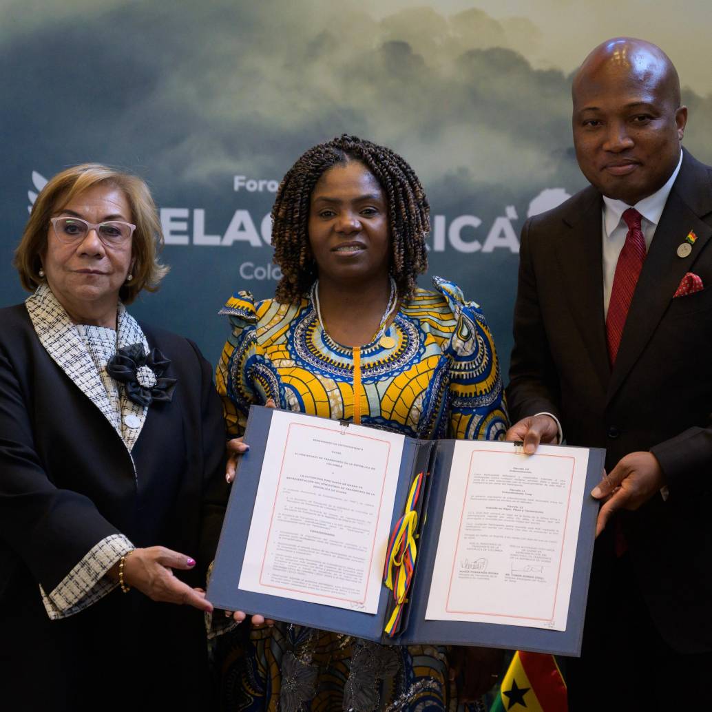 El acuerdo entre los Ministerios de Transporte de ambos países busca fortalecer la conectividad marítima, optimizar procesos logísticos y consolidar a Colombia como una puerta estratégica de entrada al continente africano. En la foto Rosa Yolanda Villavicencio, canciller; Francia Márquez, vicepresidenta; y Samuel Okudzeto Ablakwa, ministro de Asuntos Exteriores de Ghana. FOTO: Cancillería