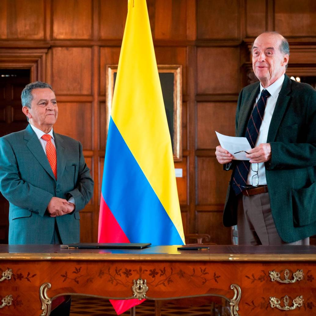 El exsecretario general de la Cancillería José Antonio Salazar y el suspendido canciller Álvaro Leyva. FOTO: CORTESÍA PRESIDENCIA
