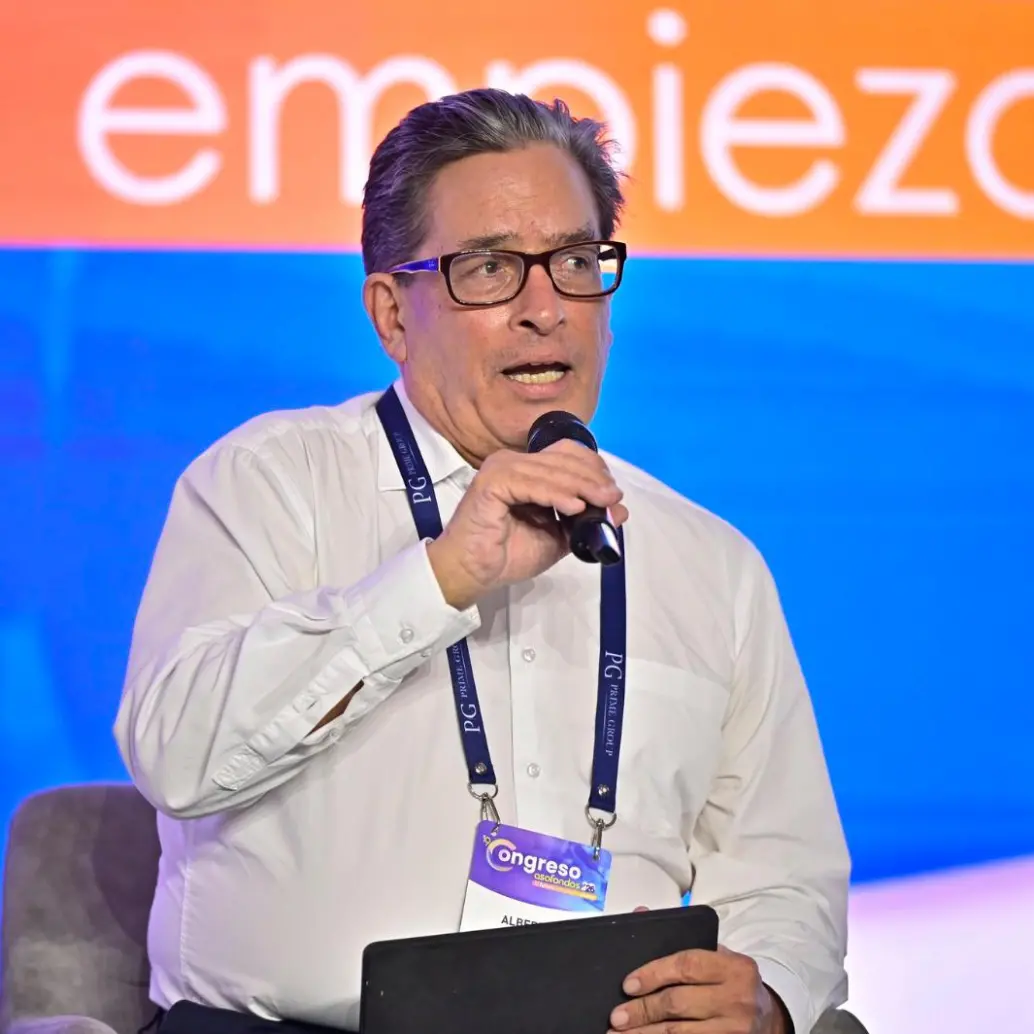 El exministro de Hacienda, Alberto Carrasquilla, durante su intervención en el Congreso Asofondos 2026, donde aseguró que a Colombia le convendría un “sustico fiscal”. FOTO CORTESÍA ASOFONDOS