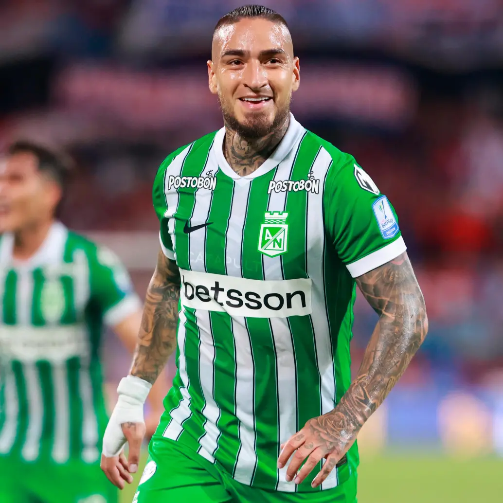 Nacional festejó el triunfo sobre el final en el Atanasio, después de que “Chicho” Arango generara el autogol del DIM. FOTO MANUEL SALDARRIAGA