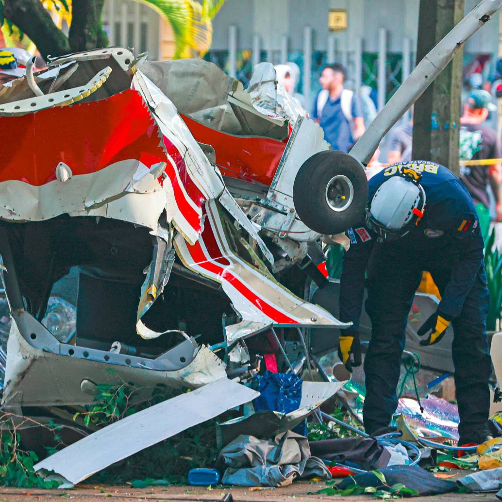 Así quedó la aeronave siniestrada en el barrio Estadio, de Medellín, luego de la emergencia registrada el viernes. Tenía planeado aterrizar en el estadio Atanasio Girardot. <b><span class="mln_uppercase_mln"> </span></b>FOTO<b><span class="mln_uppercase_mln"> MANUEL SALDARRIAGA</span></b>