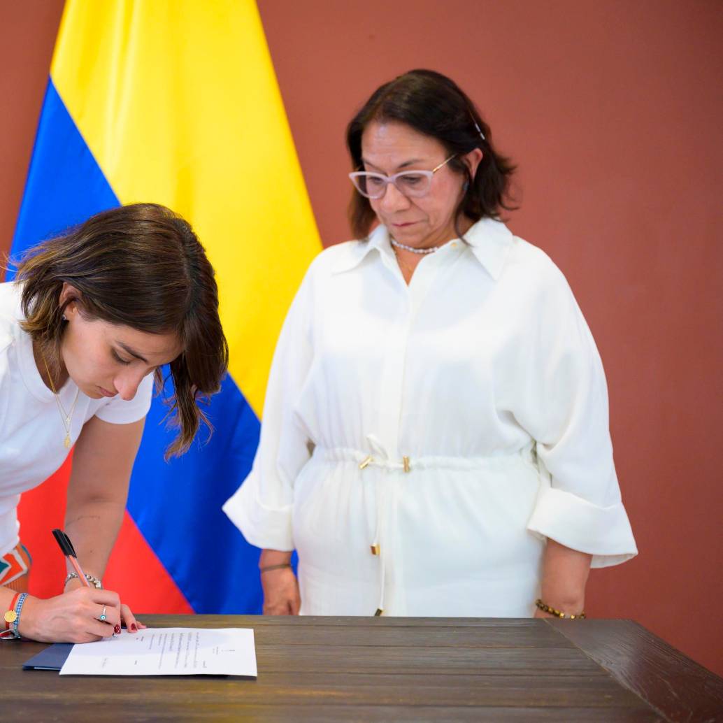 Villavicencio (derecha) fue posesionada por la propia Sarabia en junio pasado en un evento al que asistieron los senadores petristas León Fredy Muñoz y Gloria Flórez. FOTO: CANCILLERÍA