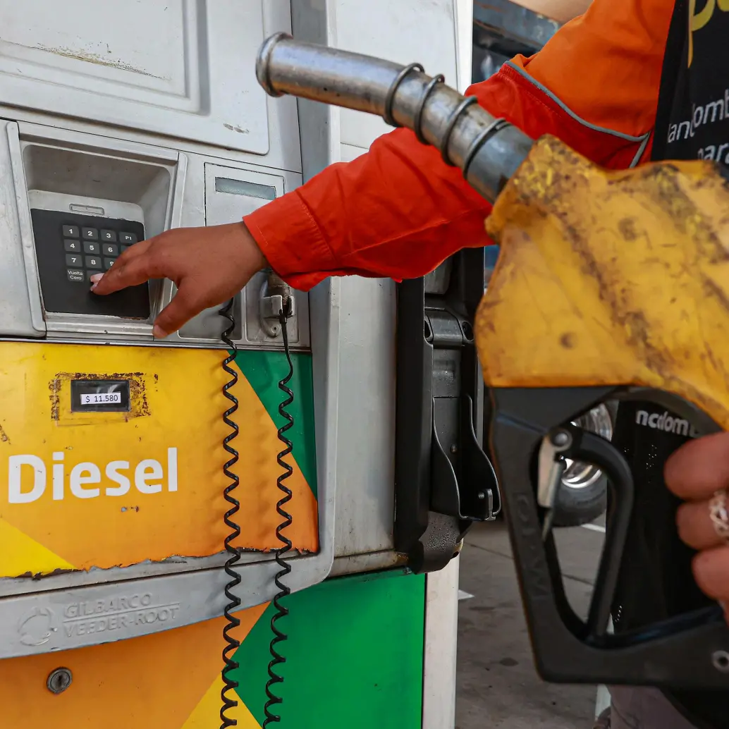 El texto de la reforma tributaria plantea distintas tasas de impuestos a través del tiempo para los combustibles. FOTO Manuel Saldarriaga