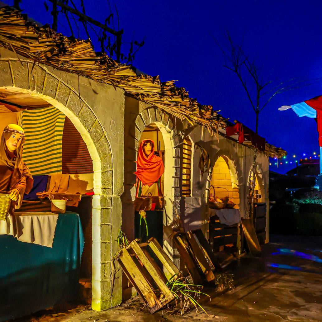 El recorrido nocturno inicia en un ambiente románico y se extiende por senderos iluminados del Agroparque Jardín de los Silleteros. FOTO Manuel Saldarriaga