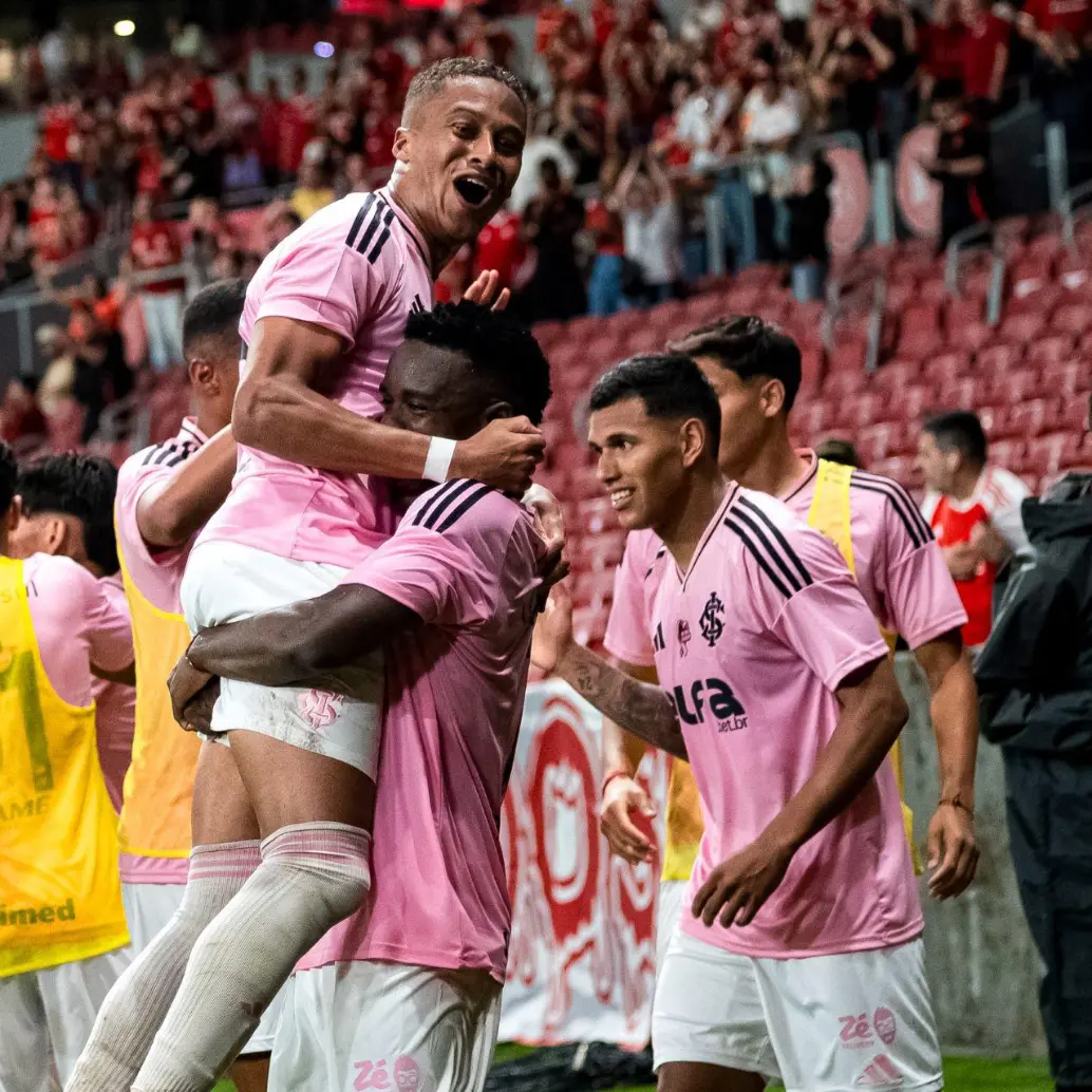 Inter de Porto Alegre sacó a la venta una camiseta rosa edición especial en el mes de octubre. FOTO: Getty Images