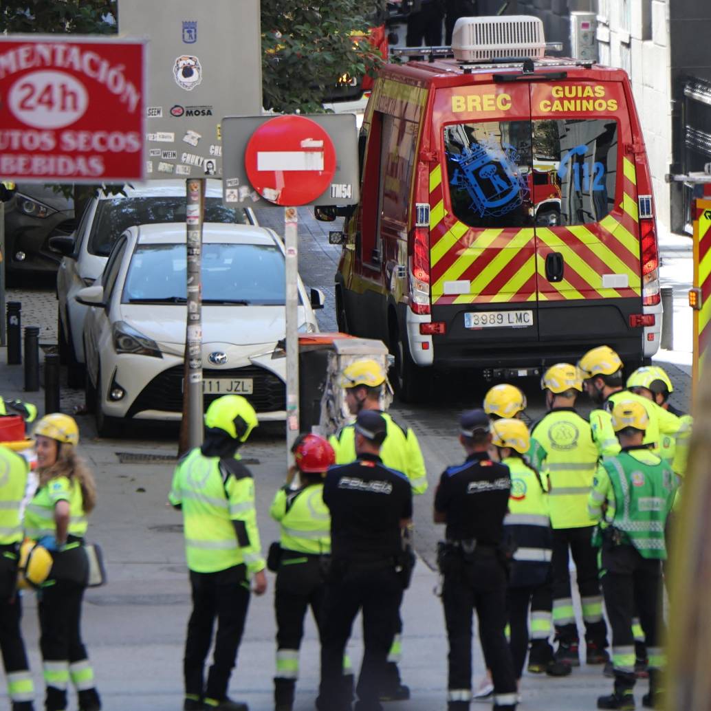 Equipos de emergencia trabajan en la zona del derrumbe, en pleno centro turístico de Madrid. FOTO: AFP 